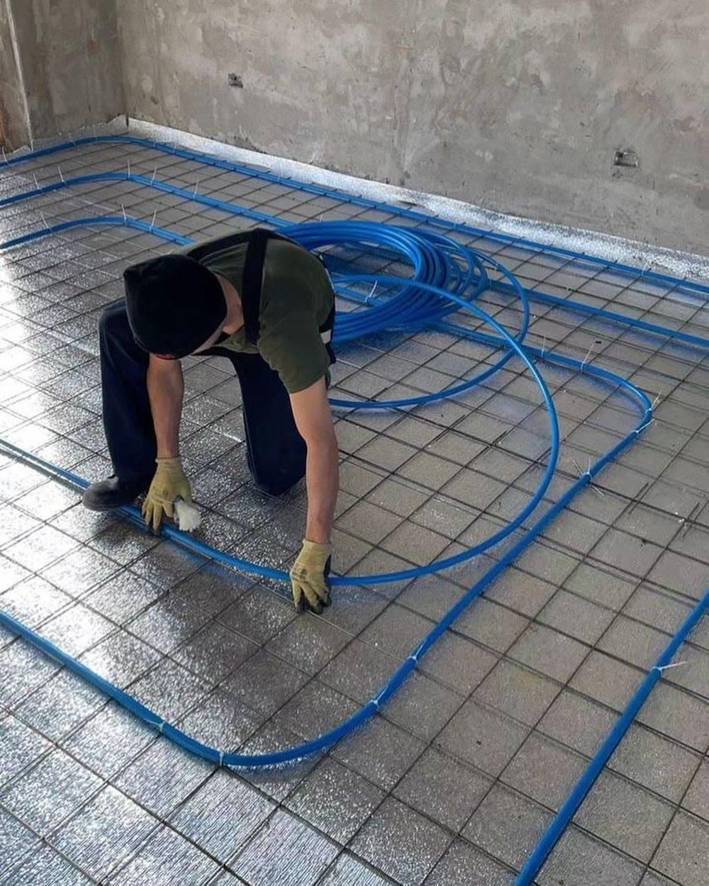 Instalación de piso radiante en obra, caños azules sobre malla electrosoldada