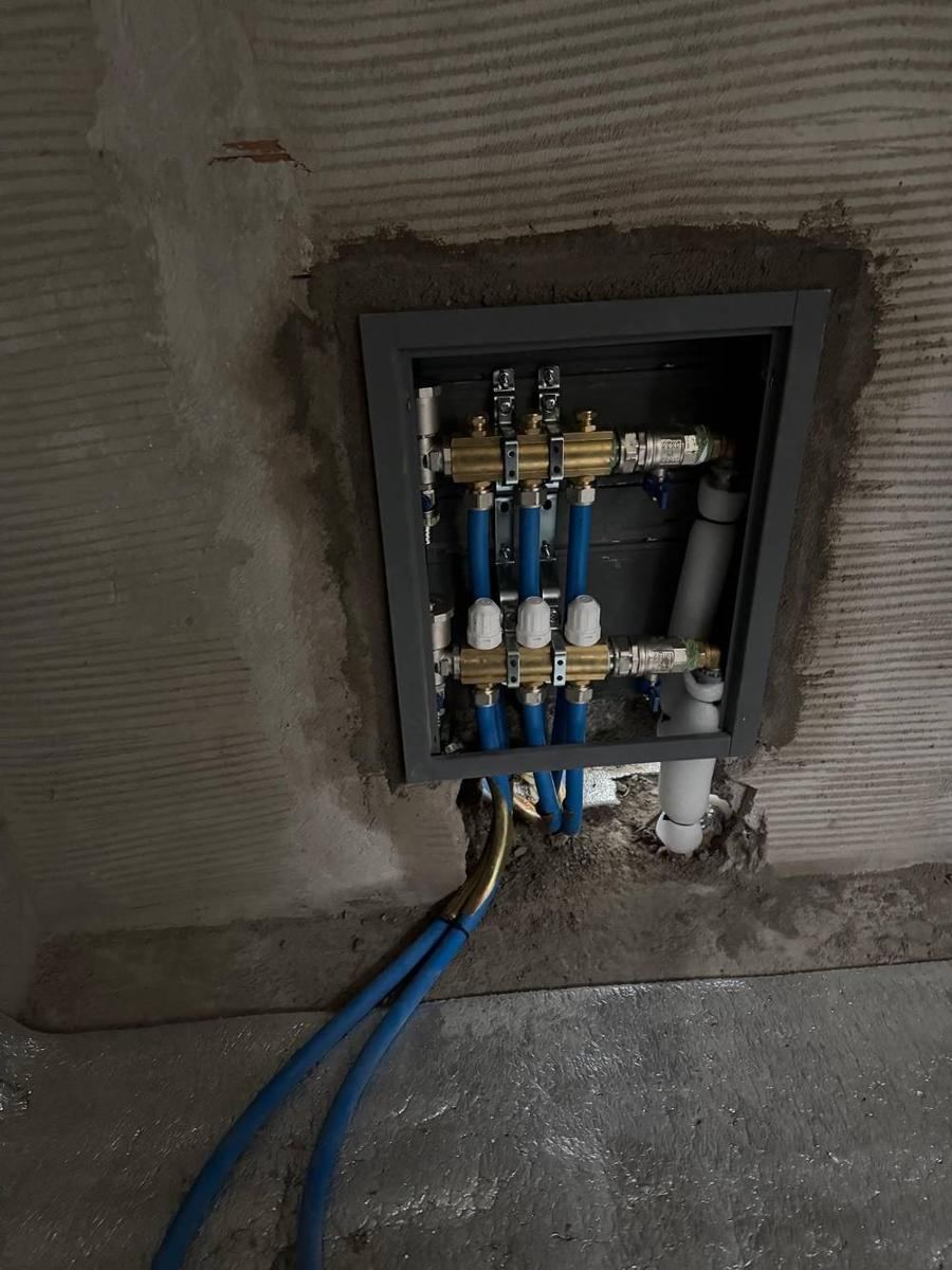 Colector de piso radiante con llaves de paso