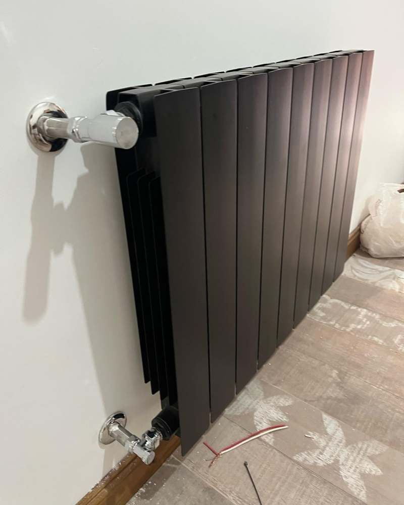 Radiador negro moderno instalado