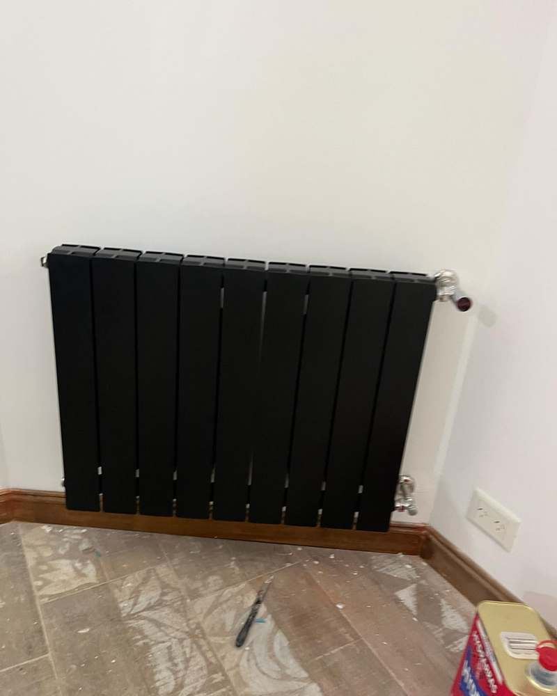 Radiador negro instalado de frente